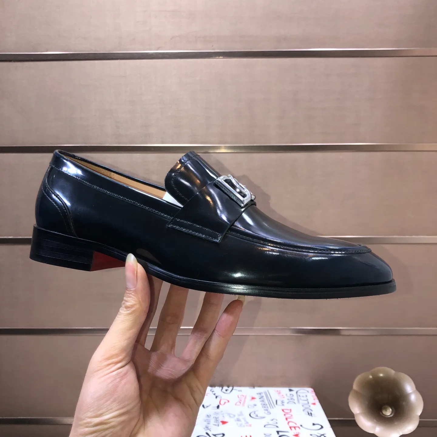 Ex-factory price 500💰DG top quality🔍🔍men's new leather shoes🚹Sold simultaneously at counters⚠Shoe uppers are imported cowhide from Italy, fully imported cowhide lining, imported accessories💪💪, completely 1⃣️ to 1⃣️replica🇮🇹 💪💪, ⚠Sole: The original sole is specially provided by the original factory, the exclusive movable molded sole is super comfortable, ⚠The original factory follows the order, 🔍🔍high quality, you can enter and exit the counter at will, welcome to compare ⚠Number of sizes: 38-44 (45 customized)